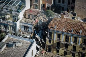 Τραγικός επίλογος με έξι νεκρούς στην Πλάκα: Ερευνώνται τα αίτια της έκρηξης, τα σενάρια που εξετάζονται