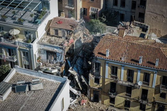 Τραγικός επίλογος με έξι νεκρούς στην Πλάκα: Ερευνώνται τα αίτια της έκρηξης, τα σενάρια που εξετάζονται