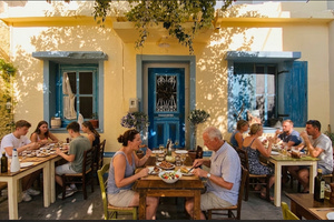 «Θα μπορούσα να τρώω γαμοπίλαφο 3 φορές τη μέρα» – Οικονομικό και νόστιμο βρίσκουν οι τουρίστες το φαγητό στο Ηράκλειο
