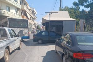 Έβαλε το αμάξι …μέσα στο περίπτερο για να μην το πιάνει ο ήλιος