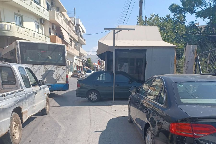 Έβαλε το αμάξι …μέσα στο περίπτερο για να μην το πιάνει ο ήλιος