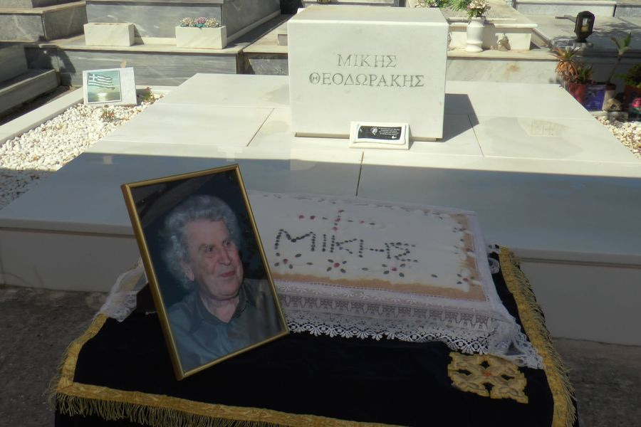 Πέντε χρόνια χωρίς τον Μίκη Θεοδωράκη – Τίμησαν τη μνήμη του στον Γαλατά (φωτό)