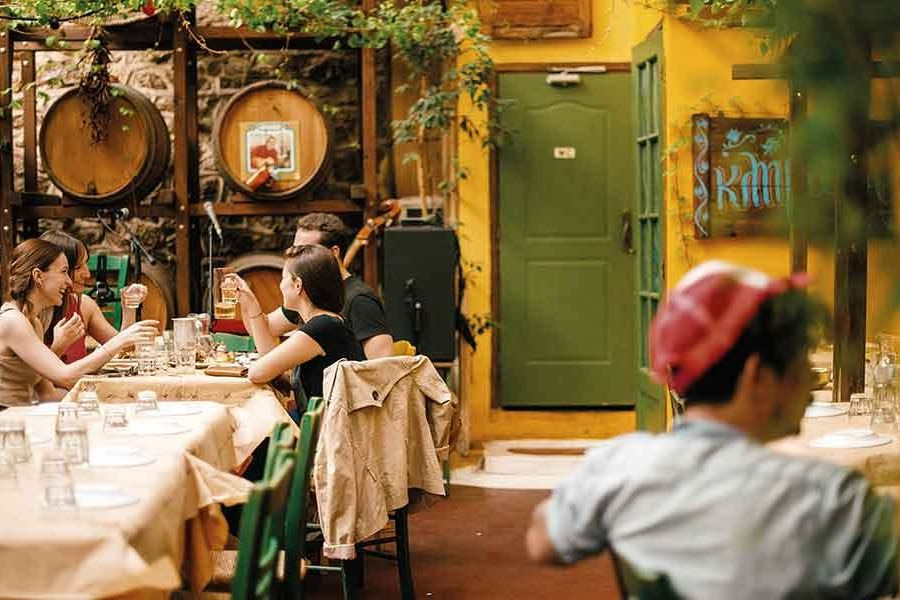 Η «ελίτ» τρώει στα εστιατόρια της «υψηλής» γαστρονομίας και ο «λαός» στις ταβέρνες