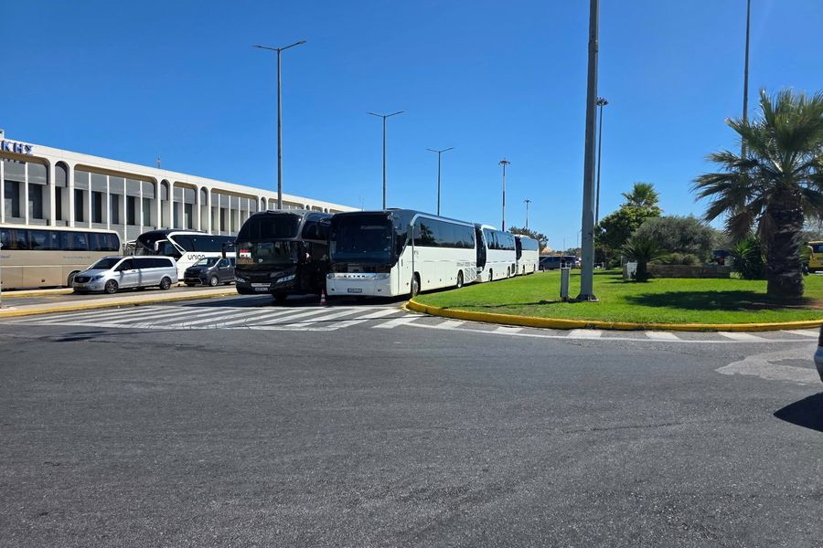 Κινητοποίηση: Στο αεροδρόμιο τα τουριστικά λεωφορεία – «Δεν θέλουμε προνόμια, μόνο να επιβιώσουμε» (pics&vid)