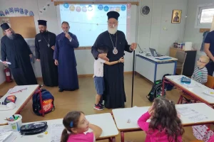 Ξανά στο πλευρό των παιδιών η Μητρόπολη Αρκαλοχωρίου – Μοίρασαν και φέτος σχολικά είδη