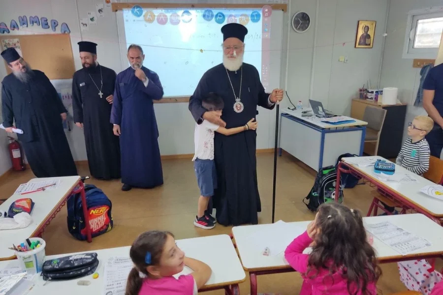 Ξανά στο πλευρό των παιδιών η Μητρόπολη Αρκαλοχωρίου – Μοίρασαν και φέτος σχολικά είδη