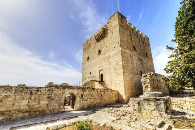 Δράση μαθητών έξω από το φρούριο Ιτζεδίν που καταρρέει