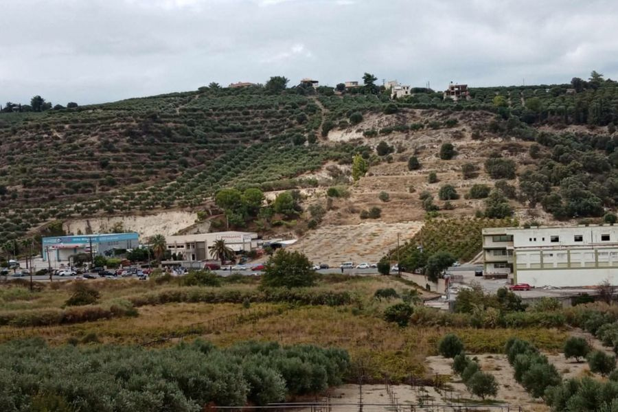 Δομή μεταναστών στους Αθανάτους: Απέκλεισαν ξανά τον δρόμο οι κάτοικοι
