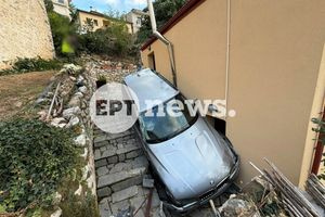 Καστοριά: Αυτοκίνητο «προσγειώθηκε» σε αυλή σπιτιού — Παρά τρίχα γλίτωσαν οι κάτοικοι