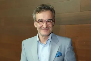 Νίκος Ορφανός: “Οφείλουμε να παραδίδουμε στους επόμενους κάτι καλύτερο όπως ο Λούης Τίκας» – Τι λέει στο patris.gr για την παράσταση για τον Ηλία Σπαντιδάκη