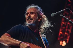 Γιάννης Χαρούλης για τον Γιώργο Μαζωνάκη: Ένας άνθρωπος με «παιδική ψυχή», όπως είπε ο ταλαντούχος μουσικός, «ελεύθερος» μέχρι το αναπάντεχο τέλος της ζωής του