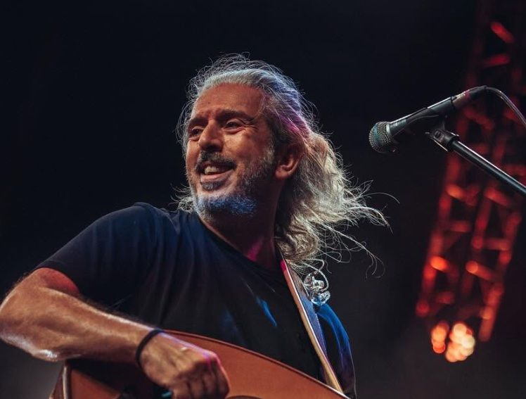 Γιάννης Χαρούλης για τον Γιώργο Μαζωνάκη: Ένας άνθρωπος με «παιδική ψυχή», όπως είπε ο ταλαντούχος μουσικός, «ελεύθερος» μέχρι το αναπάντεχο τέλος της ζωής του