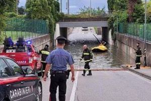 Κακοκαιρία στην Ιταλία: μια γυναίκα εγκλωβίστηκε σε ανισόπεδη διάβαση και έχασε την ζωή της