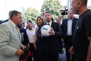 Η περιοδεία Ανδρουλάκη στη ΔΕΘ, η μπάλα ποδοσφαίρου και… ο χιαστός
