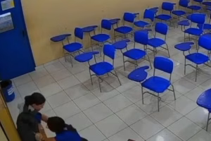 Μαθήτρια επιτέθηκε με μαχαίρι στην καθηγήτριά της επειδή δεν της άρεσε ο βαθμός – Σοκαριστικό βίντεο