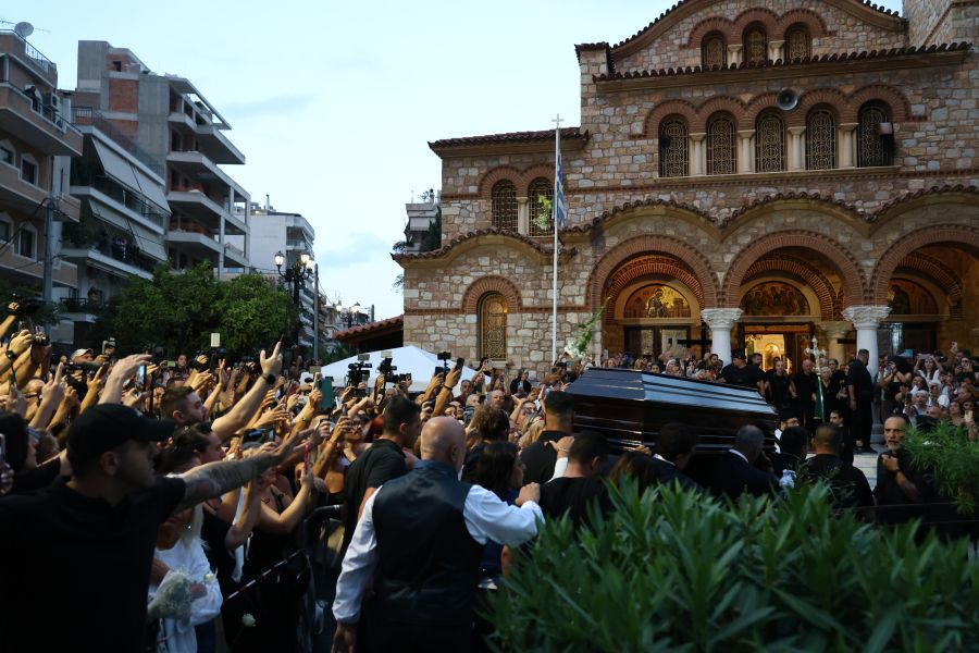 Ανατριχίλα στη Νίκαια – Το ουράνιο τόξο που εμφανίστηκε όταν έφτασε η σορός του Γιώργου Μαζωνάκη (vid)