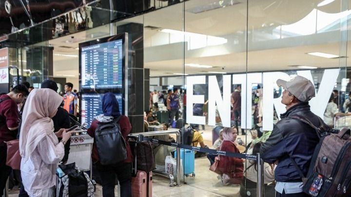 Επτά αεροδρόμια στην Ινδονησία παρατείνουν το κλείσιμό τους εξαιτίας ηφαιστειακής έκρηξης