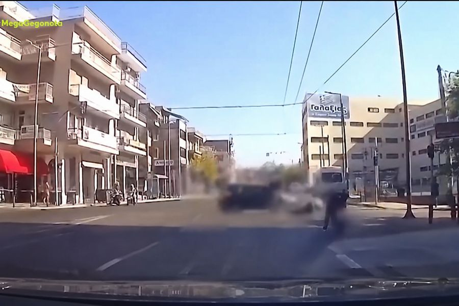 Βίντεο καταγράφει τη στιγμή που Ι.Χ. παραβιάζει ερυθρό σηματοδότη στον Κολωνό και συγκρούεται με μοτοσικλέτα. Ο νεαρός αναβάτης τραυματίστηκε σοβαρά και εξακολουθεί να νοσηλεύεται.