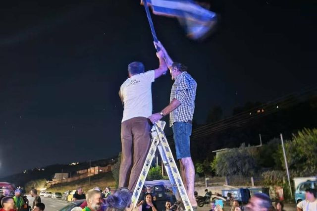 Δομή μεταναστών στους Αθανάτους: Κορυφώνεται ο αγώνας των κατοίκων που έκλεισαν και απόψε τον δρόμο