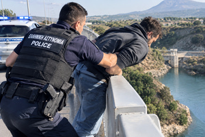 Βρετανός επιχείρησε να πέσει από τη γέφυρα Αποσελέμη – Οι αστραπιαίες κινήσεις αστυνομικού που του έσωσαν τη ζωή