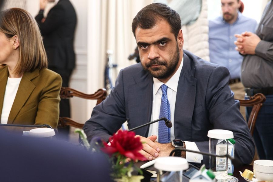 Μαρινάκης για βιβλίο Β’ Δημοτικού: Τα φύλα είναι 2, ο πατέρας είναι πατέρας, η μητέρα είναι μητέρα