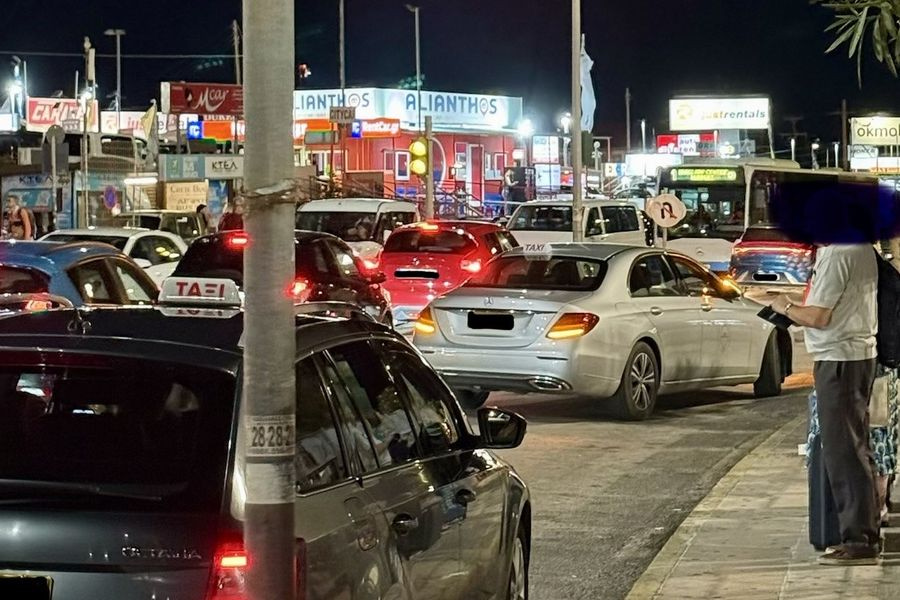 Αεροδρόμιο Ηρακλείου: Στο «κόκκινο» η κόντρα για τις θέσεις στάθμευσης – Τι ζητούν οι επαγγελματίες