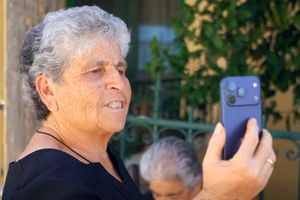 Ημιμαραθώνιος Κρήτης: Η γιαγιά Αγγέλα συναντά το ΑΙ και γίνεται… χαμός! (vid)