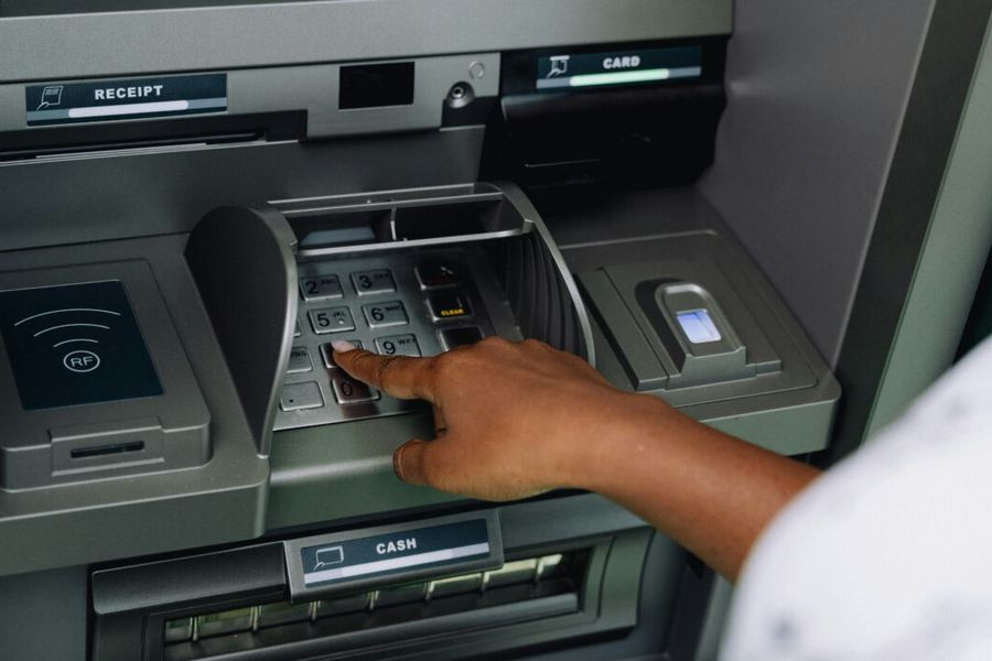 Έρχεται το τέλος των ATM: Κοστίζουν ακριβά στις τράπεζες και… συρρικνώνονται