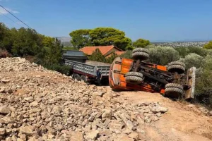Μπουλντόζα αναποδογύρισε στη Βορινέζα Αρτέμιδας – Σώος ο χειριστής