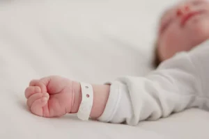 Το δράμα της 18χρονης: Πέρασε το κατώφλι της ανάκρισης με ορό στο χέρι από ασιτία