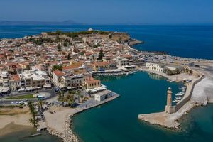 Ρέθυμνο: Ένα δέντρο, ένα μεγάλο «ευχαριστώ» στους επισκέπτες που επιμένουν… κρητικά