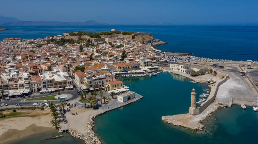 Ρέθυμνο: Ένα δέντρο, ένα μεγάλο «ευχαριστώ» στους επισκέπτες που επιμένουν… κρητικά