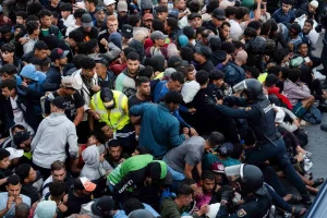 Χάος στη Θέουτα: Χιλιάδες μετανάστες στους δρόμους για μια θέση στον νέο καταυλισμό των 1.700 ατόμων – Επεισόδια και ένταση