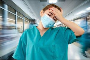 Με τη στολή του νοσοκομείου στα ΜΜΜ: μια επικίνδυνη κανονικότητα