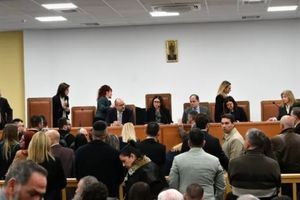 Λάρισα-Δίκη για τα Τέμπη: Διακοπή λόγω έντασης μεταξύ συγγενών θυμάτων