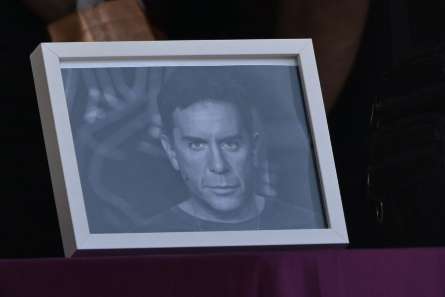 «Αποχαιρετούμε έναν άνθρωπο που άφησε το δικό του ίχνος στις καρδιές» – Ράγισαν καρδιές οι επικήδειοι στην κηδεία του Γιώργου Μαζωνάκη