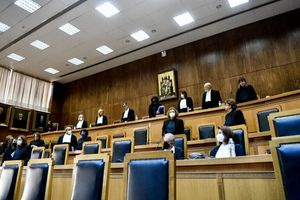 Φτάνει η ώρα των Ειδικών Δικαστηρίων!  Τοπίο στην ομίχλη θυμίζει το Μαξίμου, με καλαμοκαβαλάρηδες, κακομοίρηδες και…συνταγματάρχες που στέλνουν τελεσίγραφα.  Και οι  Financial Times επιβεβαιώνουν ότι η Γκίλφοϊλ απειλεί να…ρίξει την κυβέρνηση!