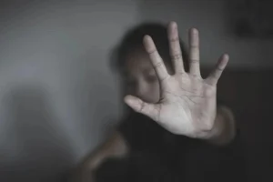 Μαστίγωμα γυναίκας: Συνελήφθη ο σύντροφός της που την έδειρε με καλώδιο – Μετά το ξύλο… της έγινε εφιάλτης από το τηλέφωνο!