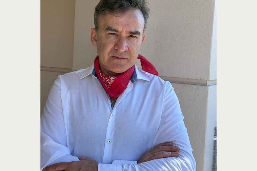 Νίκος Ορφανός: “Οφείλουμε να παραδίδουμε στους επόμενους κάτι καλύτερο όπως ο Λούης Τίκας» – Τι λέει στο patris.gr για την παράσταση για τον Ηλία Σπαντιδάκη