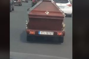 Απίστευτο κι όμως αληθινό: Οδηγός ρυμουλκούσε φέρετρο πάνω σε τρέιλερ εν κινήσει στην Εθνική Οδό