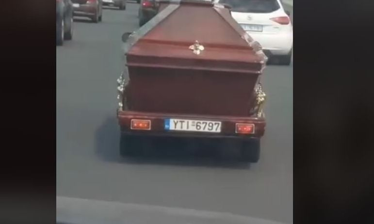 Απίστευτο κι όμως αληθινό: Οδηγός ρυμουλκούσε φέρετρο πάνω σε τρέιλερ εν κινήσει στην Εθνική Οδό
