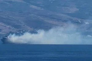 Σε ύφεση η φωτιά που ξέσπασε εν πλω στο πλοίο «Blue Carrier 2», παραμένει ανοιχτά της Τήνου