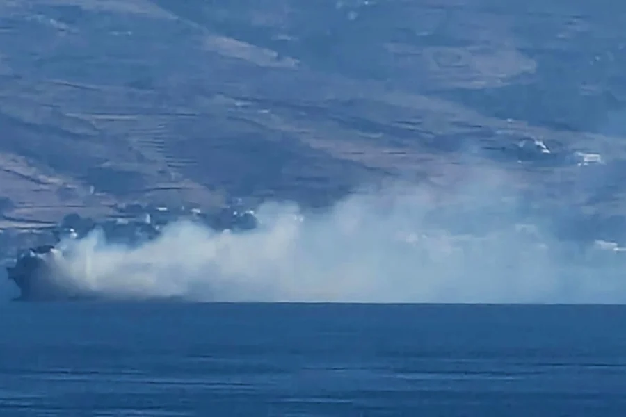 Σε ύφεση η φωτιά που ξέσπασε εν πλω στο πλοίο «Blue Carrier 2», παραμένει ανοιχτά της Τήνου