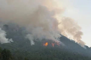 Μαίνεται η μεγάλη φωτιά στην Τραπεζίτσα Κόνιτσας: Πάνω από 150 πυροσβέστες και 12 ενάερια μέσα στη μάχη με τις φλόγες