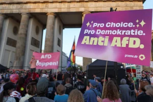 Οι…Γερμανοί ξανάρχονται – Πίσω στις τρύπες σας φασίστες! – Ο Καλαματιανός ανεβαίνει και μαζί του η…πίεση του Μαξίμου – Ποιος δήλωσε ότι ζούμε…«συγκλονιστική περίοδο ευημερίας επί Μητσοτάκη;» – Στον εισαγγελέα για τον…αδιευκρίνιστο!