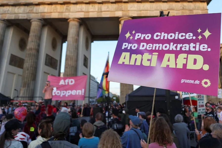 Οι…Γερμανοί ξανάρχονται – Πίσω στις τρύπες σας φασίστες! – Ο Καλαματιανός ανεβαίνει και μαζί του η…πίεση του Μαξίμου – Ποιος δήλωσε ότι ζούμε…«συγκλονιστική περίοδο ευημερίας επί Μητσοτάκη;» – Στον εισαγγελέα για τον…αδιευκρίνιστο!