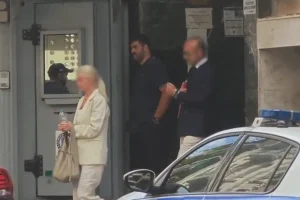 Κατέρρευσε η γιατρός που κατηγορείται για τον θάνατο του Γιώργου Μαζωνάκη – Διακόπηκε η απολογία του συζύγου της