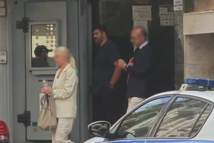 Κατέρρευσε η γιατρός που κατηγορείται για τον θάνατο του Γιώργου Μαζωνάκη – Διακόπηκε η απολογία του συζύγου της