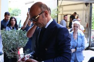 Θάνατος Μαζωνάκη: Καρέ καρέ η επιστροφή του γιατρού μετά το γεύμα στο Κολωνάκι
