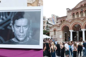 Κηδεία Μαζωνάκη: Στην εκκλησία η σορός του – “Aθάνατος” φωνάζει ο κόσμος – Live εικόνα